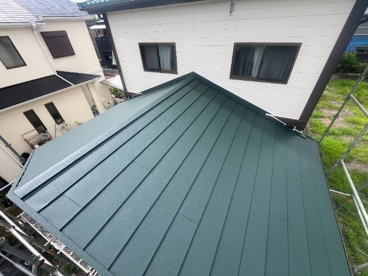 スーパーガルテクトを用いた屋根カバー工法が無事に完工